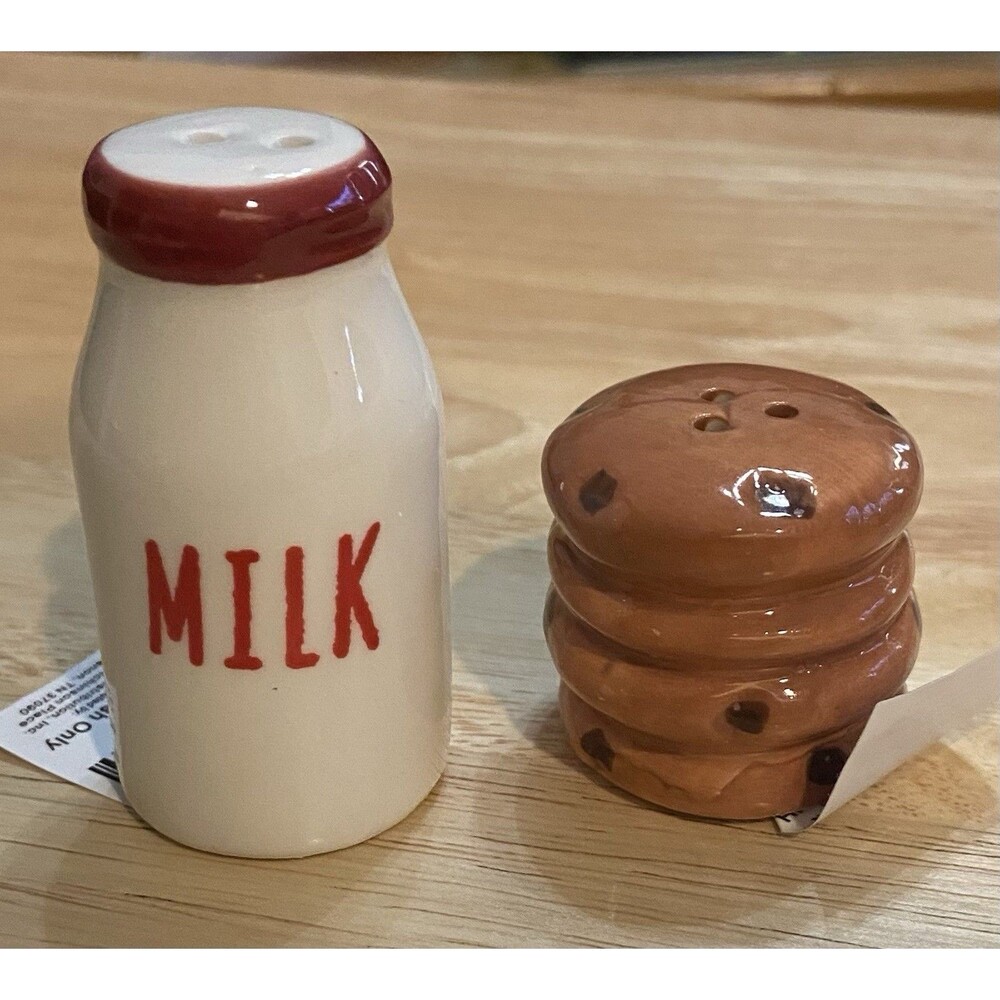Cracker Barrel Milk And Cookies Salt And Pepper Shakers Christmas SP021